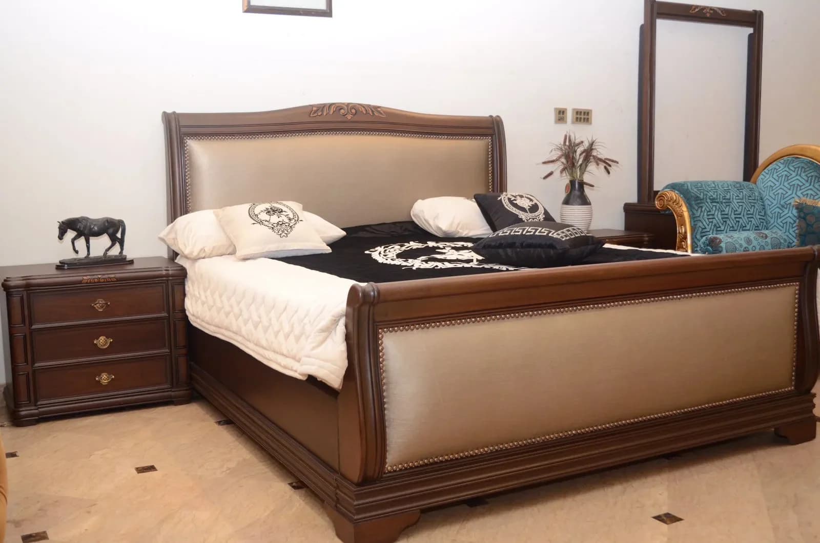 Chanwan King Size Sheesham Wood Bed Set